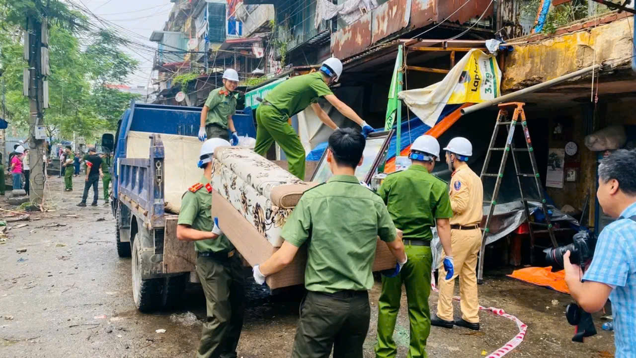 Quận Ngô Quyền: Huy động các lực lượng, phương tiện giúp người dân di chuyển tài sản ra khỏi chung cư xuống cấp A7, A8 Vạn Mỹ